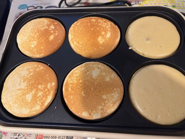 ブルーノのマルチホットプレートで焼いたパンケーキの焼き色の違い