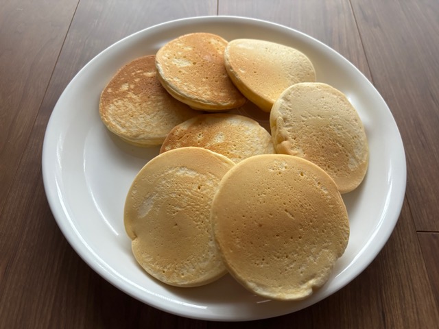 粉200gで焼いたパンケーキが10枚並んだ様子