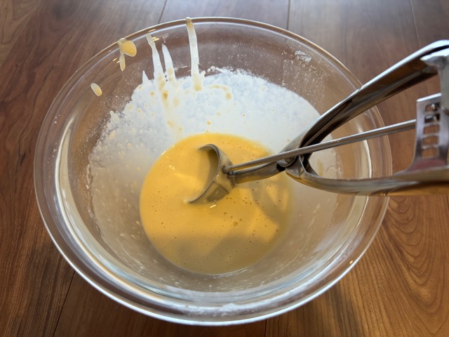 パンケーキ生地と35mlのアイスクリームスクープ