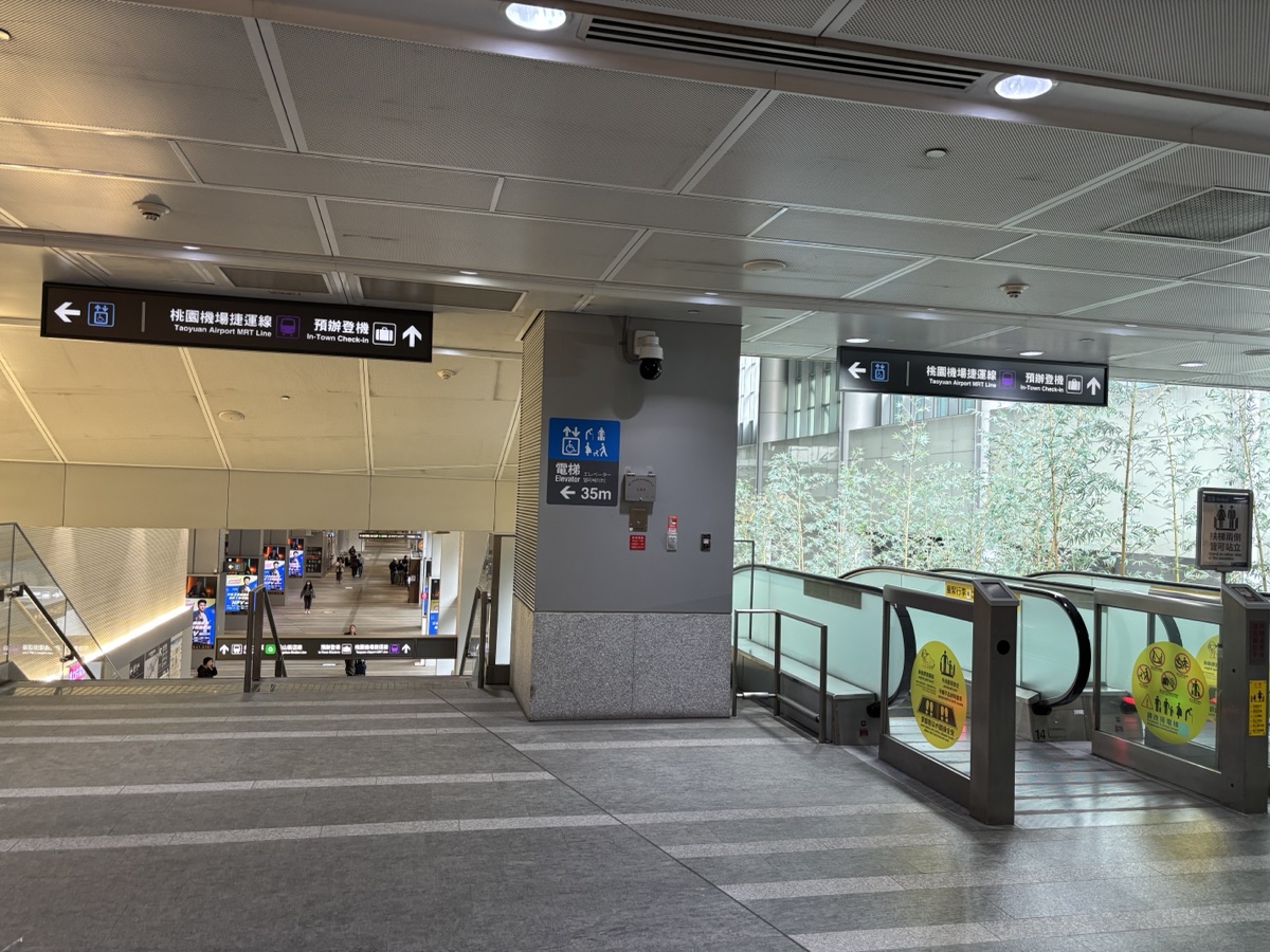 台北駅の桃園機場捷運入り口付近