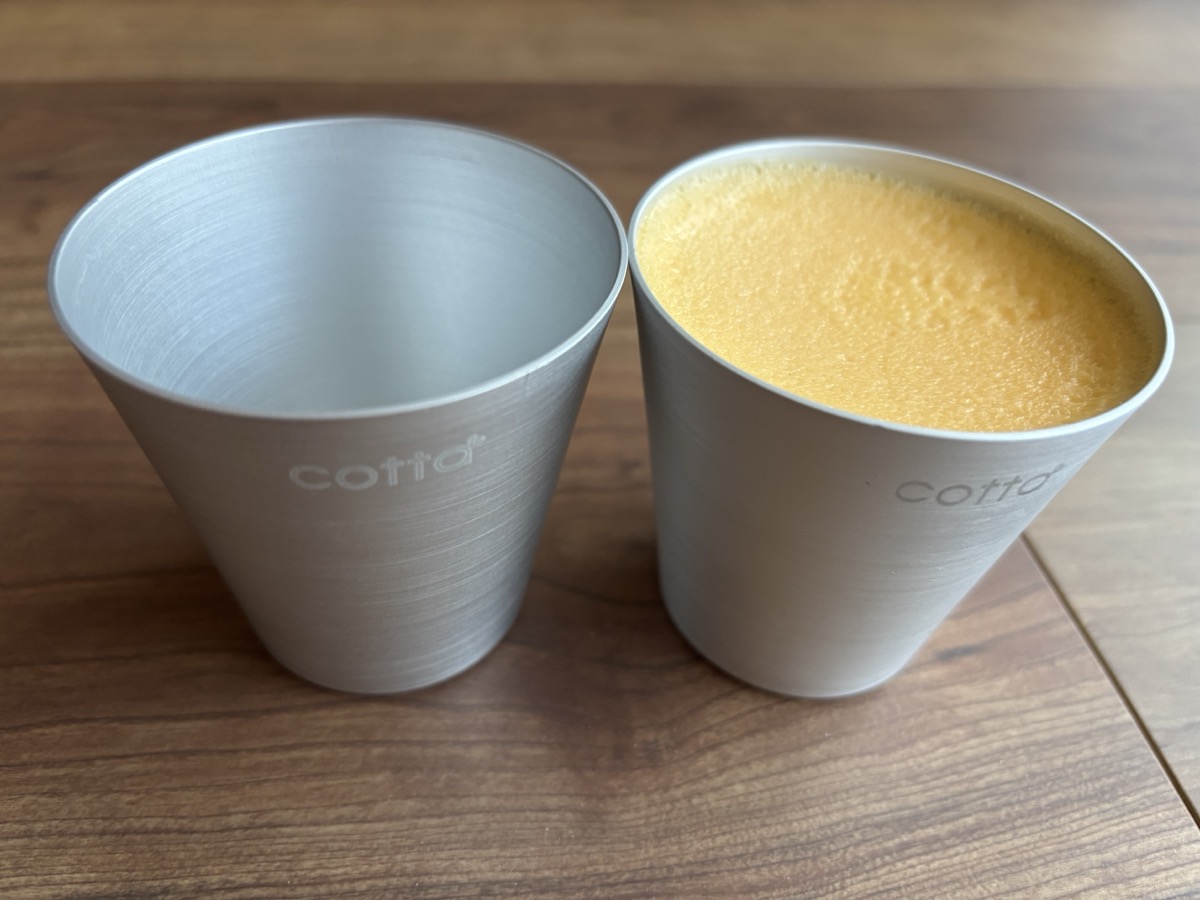 cottaのアルミプリン型2個、片方に卵液が入っている