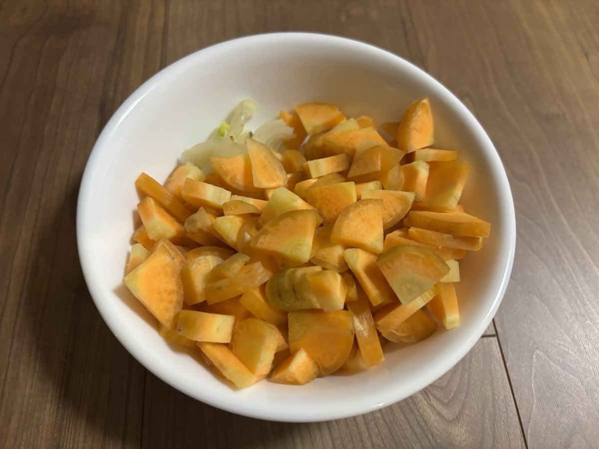 にんじんと玉ねぎを切った材料