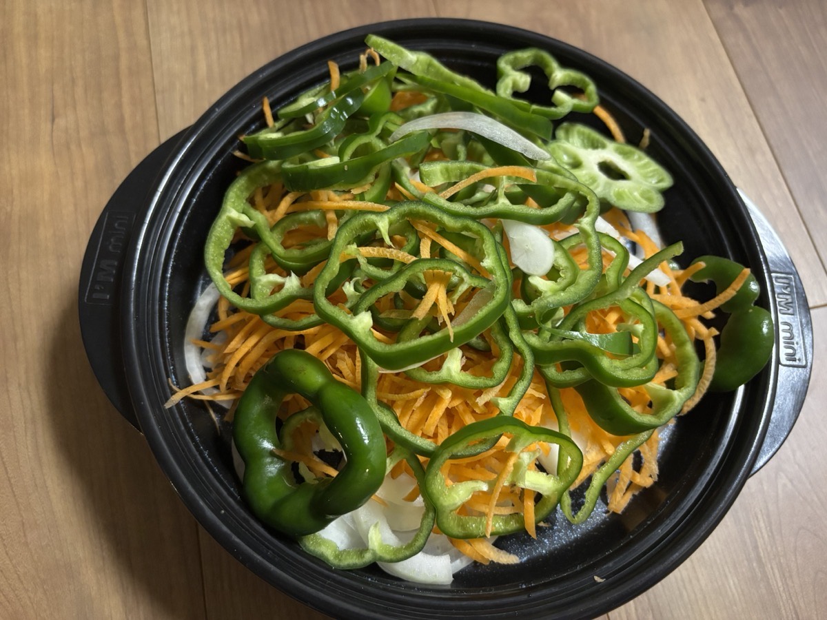 レンジメートプロのプレートに山盛りに載せた生野菜