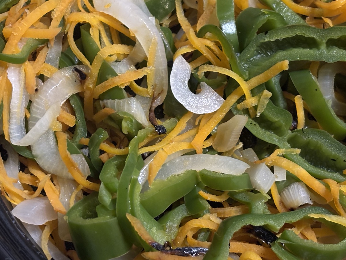 野菜炒めのアップ。玉ねぎやにんじんに焦げ目がついている