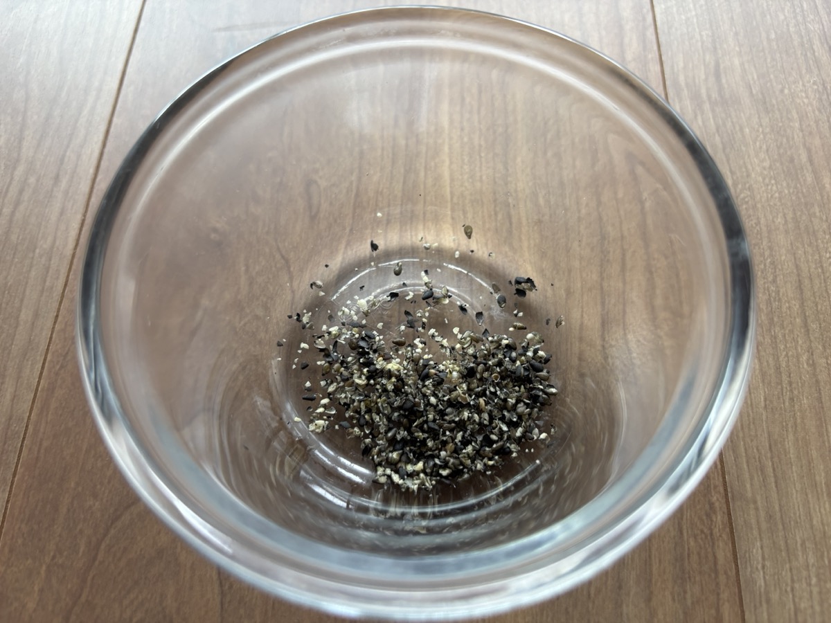 スリッキーNですったばかりの黒ゴマ。粉状ではなく粗く刻まれた状態