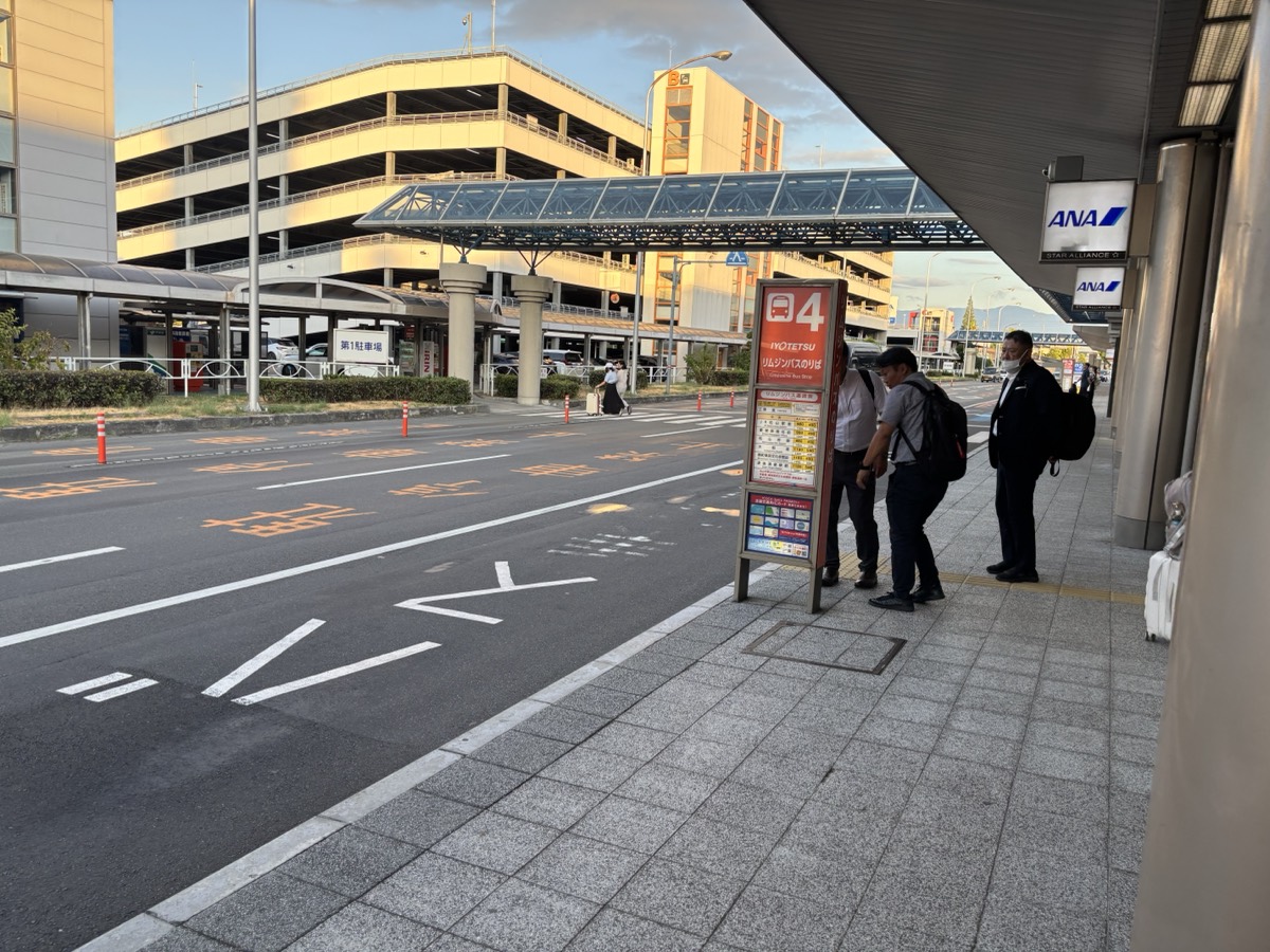 松山空港の伊予鉄バスのりば4番の案内板とANAカウンター前の歩道